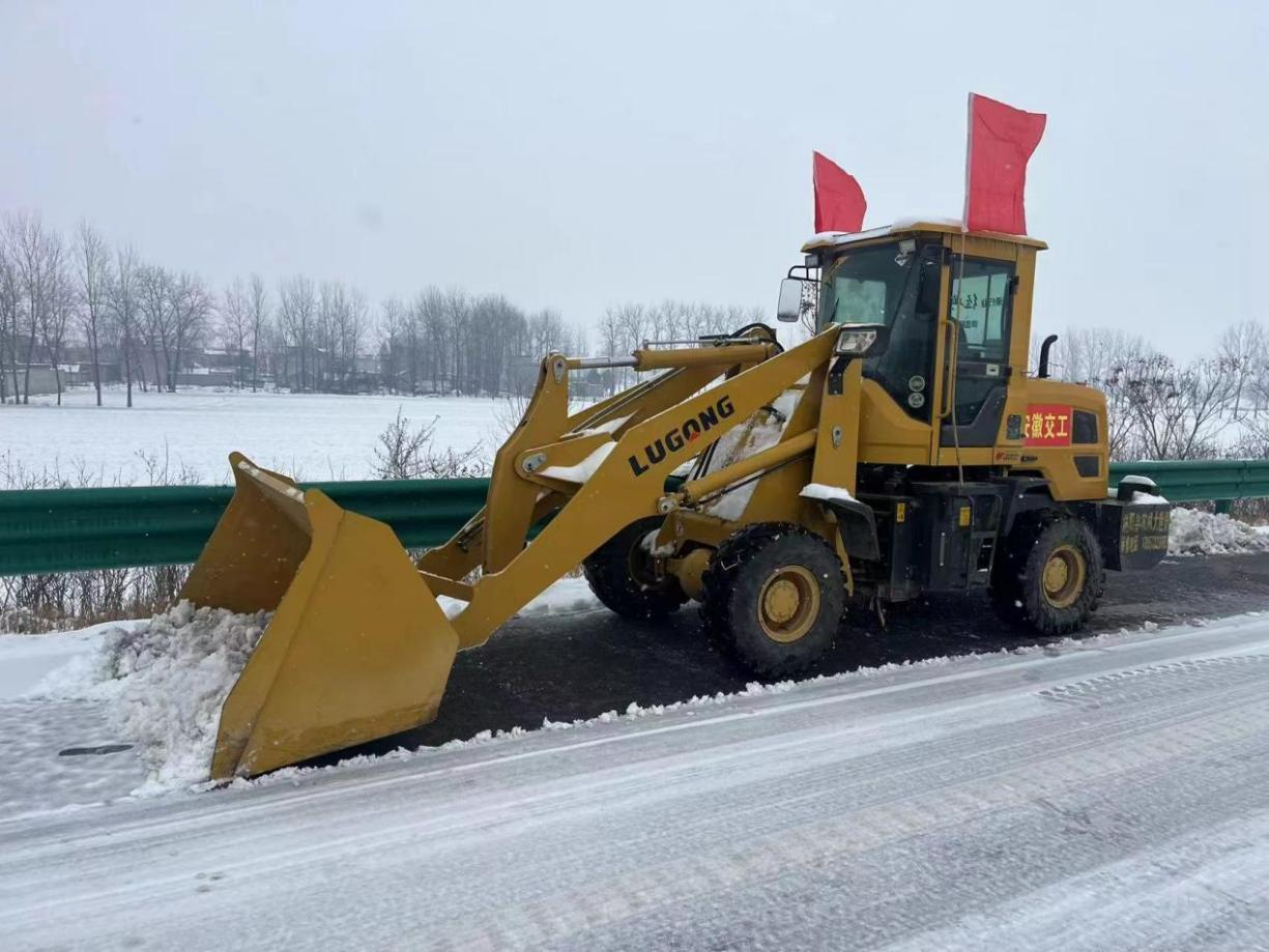 交工养护人除雪保畅进行时 守护春运平安路